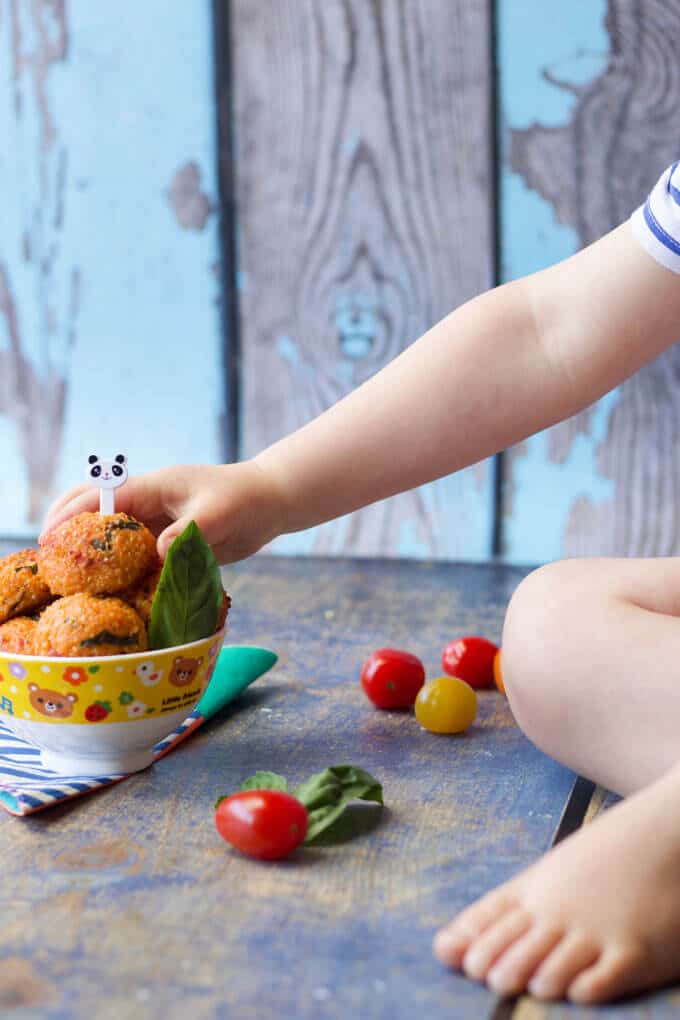 These cheese and tomato quinoa balls are a great finger food for baby led weaning but will be enjoyed by the whole family. Lunch box friendly.